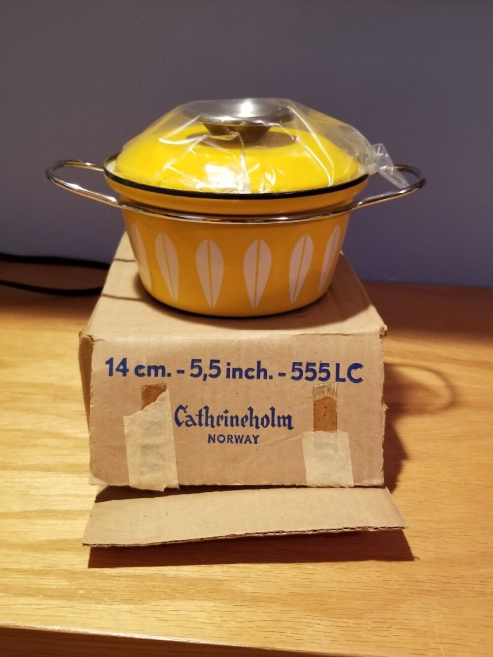 Catherineholm Norway Vintage Dutch Oven NIB Yellow Lotus Pattern